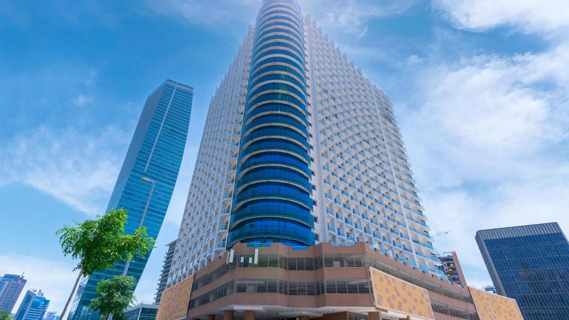 Spacious Studio I City Skyline View I Sleeps 3 Dubai Apartment