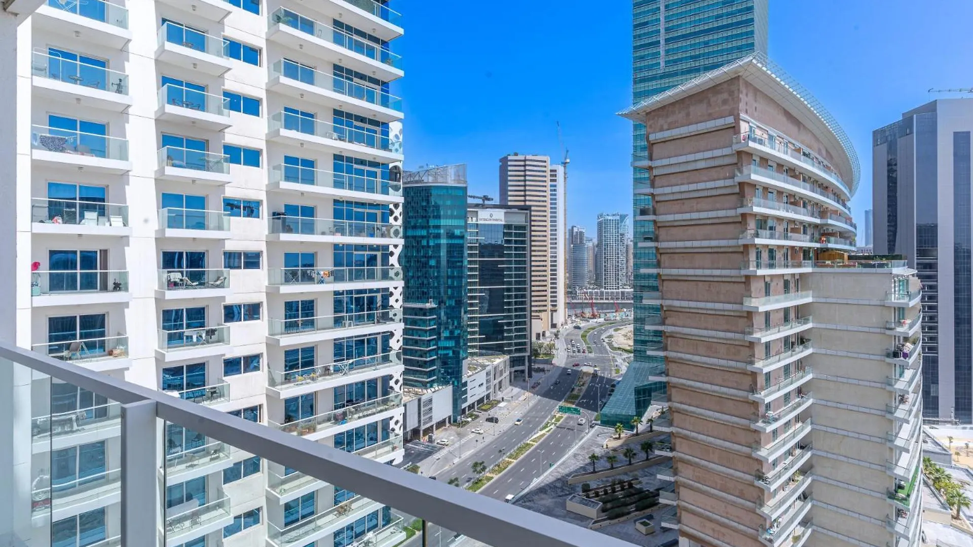 Apartment Spacious Studio I City Skyline View I Sleeps 3 Dubai
